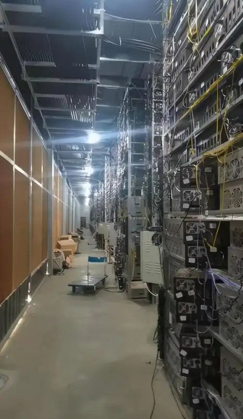 Mining farm implementing immersion cooling to improve hashrate stability